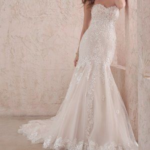 Never Worn Maggie Sottero Lennon Gown